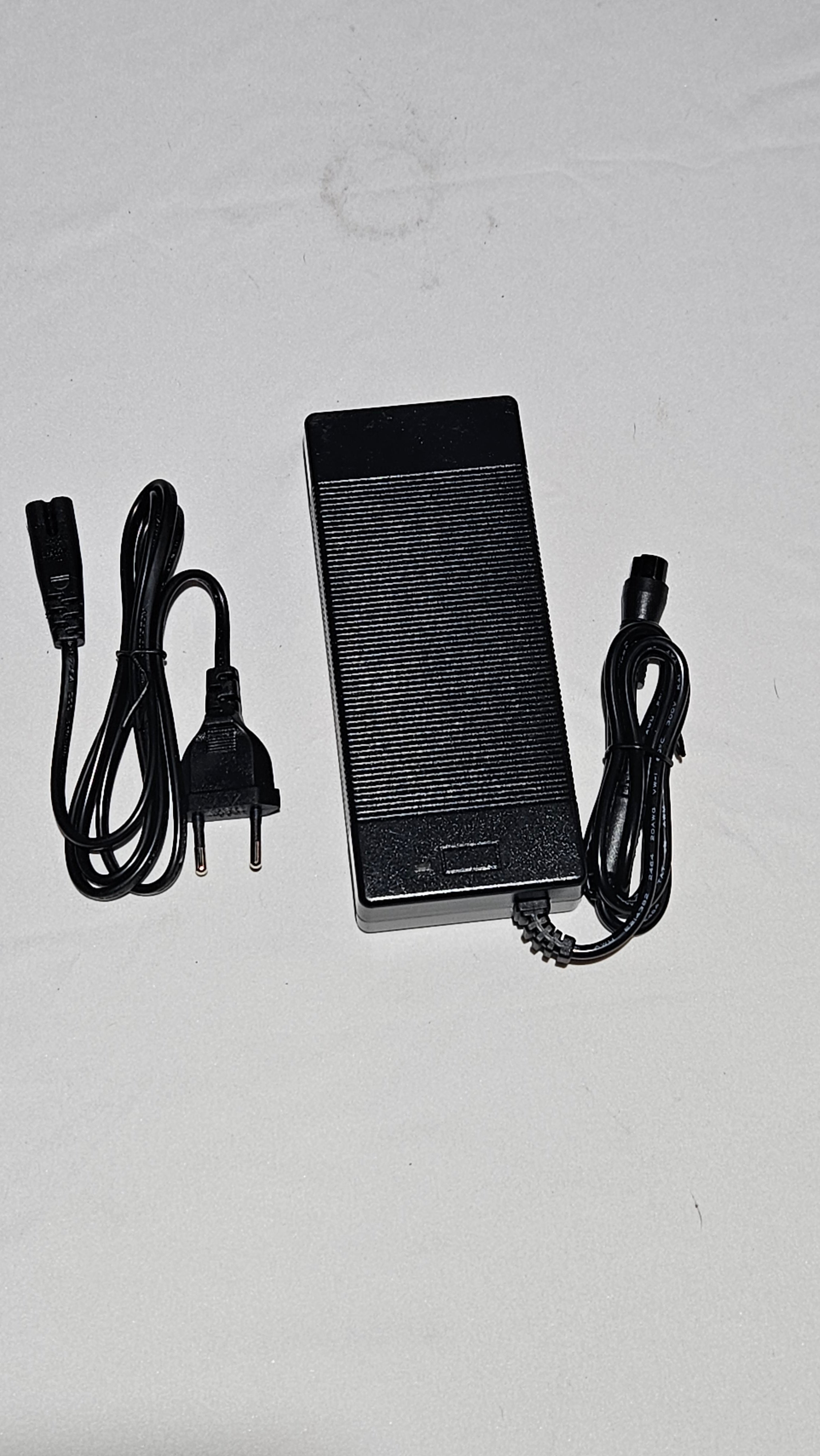 Lader til 48v batteri (54.6v, rund 3-pins)